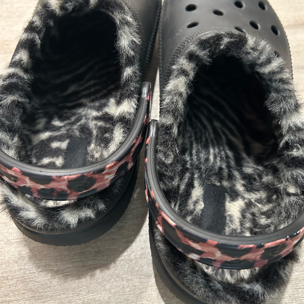 CROCS Black leopard lined with sport mode strap - like new women 9, men 7 - Picture 6 of 6